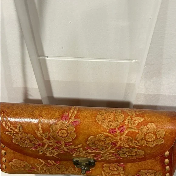 Vintage 70's leather hand tooled and painted never used crossbody purse - Picture 7 of 13